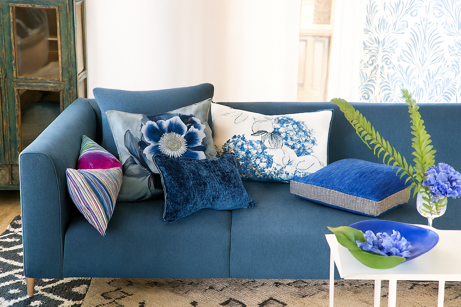 Divano blu con cuscini decorativi