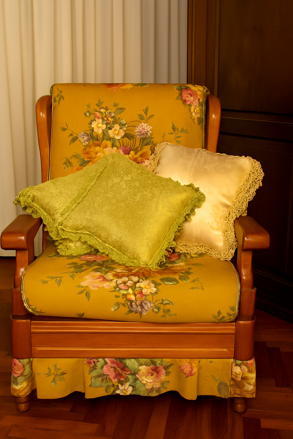 Poltrona floreale con cuscini damascati